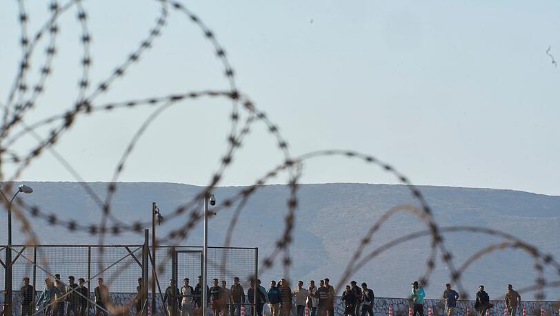 Aus dem Mittelmeer gerettete Migranten, hier im griechischen Hafen von Lavrio.