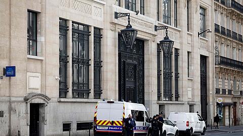 Nach einem Anschlagsversuch auf eine US-Bank in Paris ermittelt die Anti-Terrorstaatsanwaltschaft.