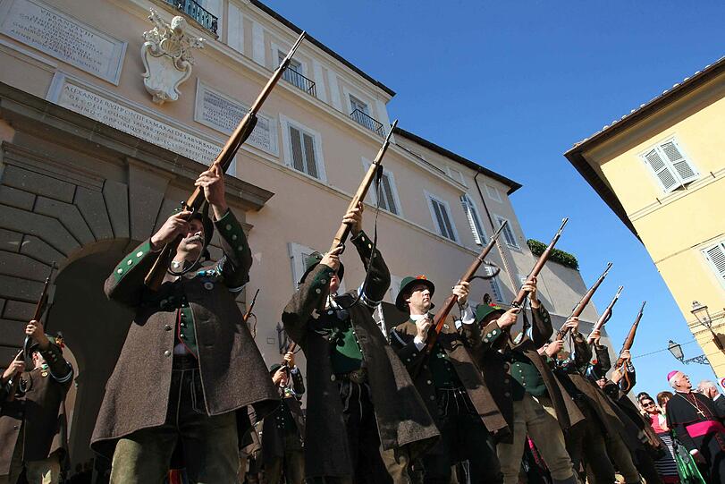 Volksmusikanten, Trachtler und Gebirgsschützen haben für Papst Benedikt XVI. einen bayerischen Festabend in der päpstlichen Sommerresidenz in Castel Gandolfo veranstaltet.