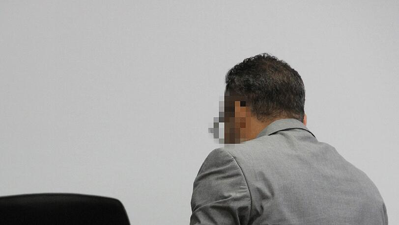 Soll einen Sex-Shop überafllen haben: Emilio F. vor Gericht. Soll einen Sex-Shop überafllen haben: Emilio F. vor Gericht.