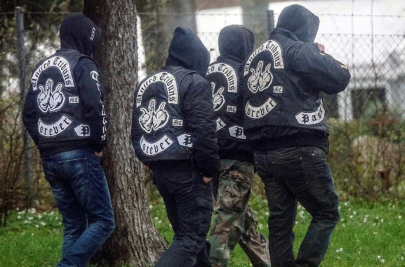 Ein Bild vom April dieses Jahres: Gäste einer Trauerfeier für ein erschossenes Mitglied der Rockervereinigung &bdquo;United Tribuns&ldquo; gehen in Heidenheim auf den Friedhof.