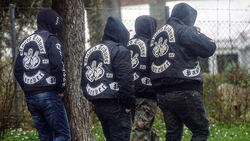 Ein Bild vom April dieses Jahres: Gäste einer Trauerfeier für ein erschossenes Mitglied der Rockervereinigung „United Tribuns“ gehen in Heidenheim auf den Friedhof. Ein Bild vom April dieses Jahres: Gäste einer Trauerfeier für ein erschossenes Mitglied der Rockervereinigung „United Tribuns“ gehen in Heidenheim auf den Friedhof.