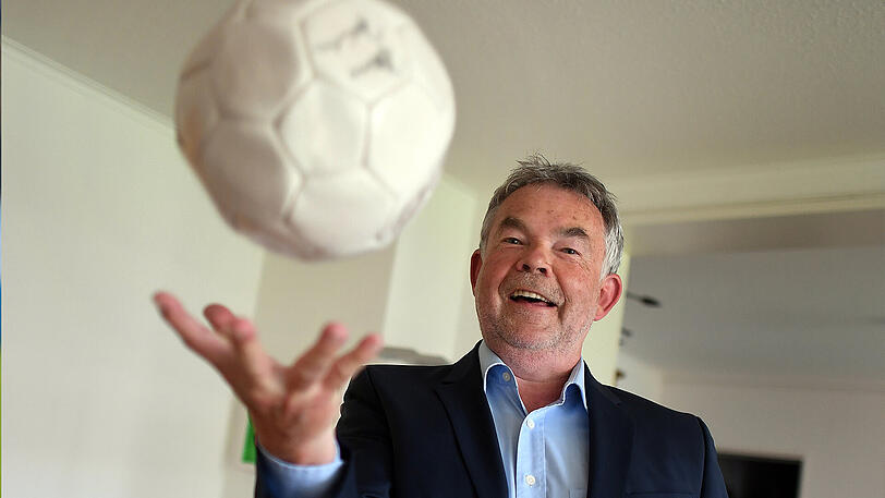 "Ich habe ja nicht damit aufgehört, mich für Fußball zu interessieren", sagt Manni Breuckmann.