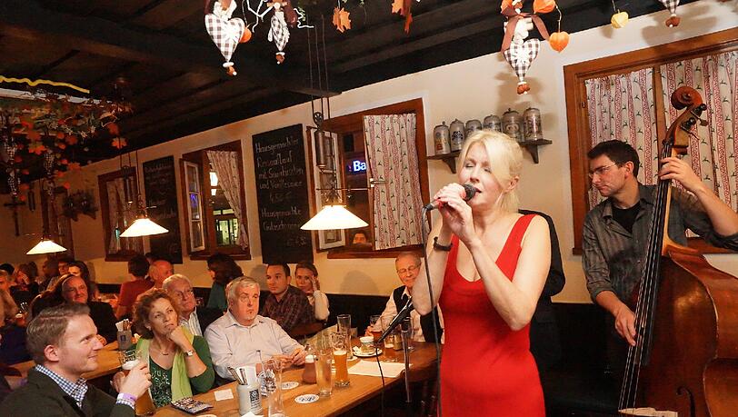 7000 Münchner beim Feiern und Tanzen: So viel los war am Samstag bei der Neuhauser Musiknacht. 7000 Münchner beim Feiern und Tanzen: So viel los war am Samstag bei der Neuhauser Musiknacht.