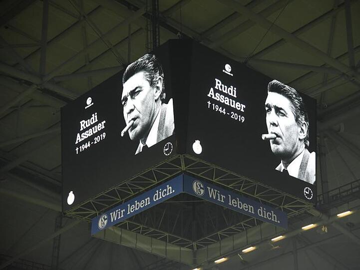 Ein Foto von Schalkes ehemaligen Manager Rudi Assauer ist auf dem Videowürfel in der Veltins Arena zu sehen.