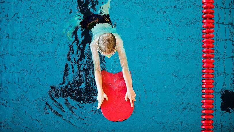 Schwimmen ist eine überlebensnotwendige Fähigkeit. Doch Kurse sind derzeit in Bayern Mangelware.
