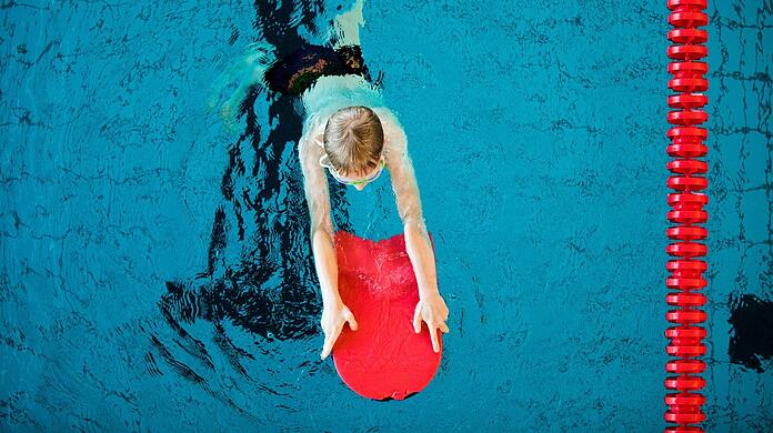 Schwimmen ist eine überlebensnotwendige Fähigkeit. Doch Kurse sind derzeit in Bayern Mangelware.