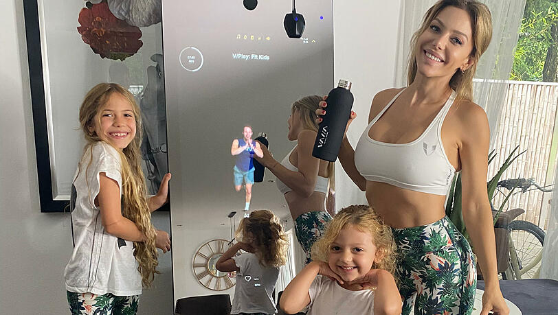Evangelina Anderson beim Home-Workout mit den Kindern Lola und Emma.