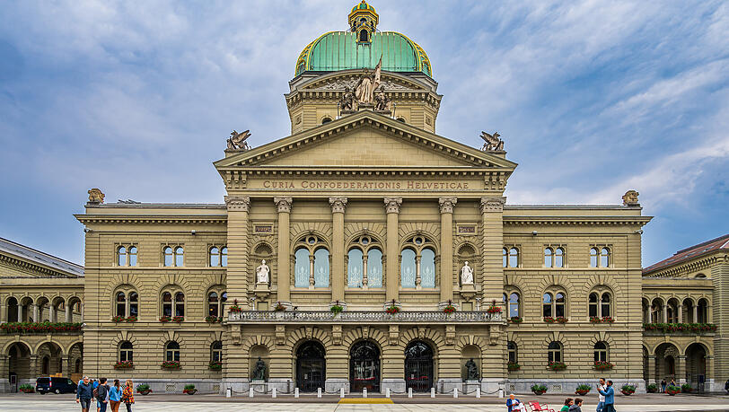 Blick auf das Schweizer Parlamentsgebäude in Bern.