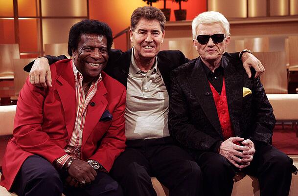 Jack White mit Roberto Blanco (li.) und Heino (re.) in der "Aktuellen Schaubude" im Jahr 2006. Jack White mit Roberto Blanco (li.) und Heino (re.) in der "Aktuellen Schaubude" im Jahr 2006.