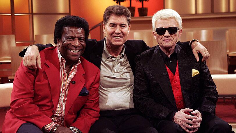 Jack White mit Roberto Blanco (li.) und Heino (re.) in der "Aktuellen Schaubude" im Jahr 2006. Jack White mit Roberto Blanco (li.) und Heino (re.) in der "Aktuellen Schaubude" im Jahr 2006.