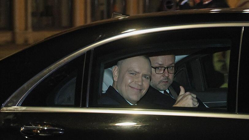 Polens Präsident Nawrocki brach wegen der Eskalation eine Auslandsreise ab. Polens Präsident Nawrocki brach wegen der Eskalation eine Auslandsreise ab.