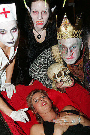 Diese junge Dame hatte mit ihren Halloween-Bekanntschaften anscheinend nicht viel Glück.