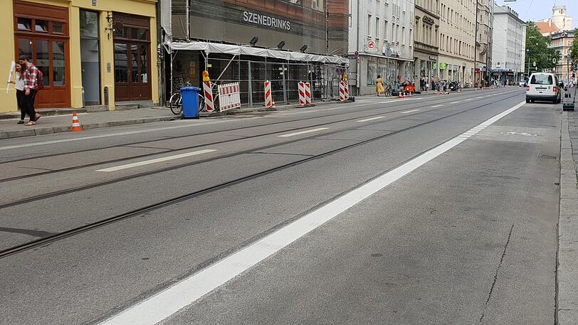 Der Lieferverkehr hält trotzdem auf dem Radweg.