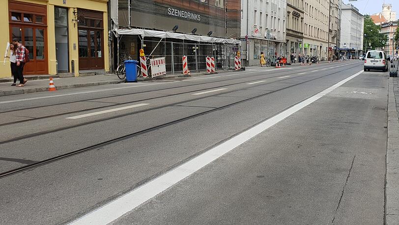Der Lieferverkehr hält trotzdem auf dem Radweg. Der Lieferverkehr hält trotzdem auf dem Radweg.