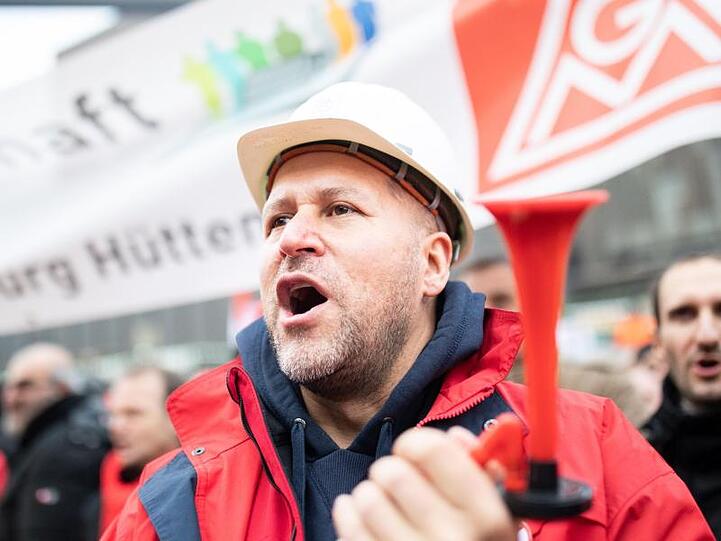 Beim angeschlagenen Industriekonzern Thyssenkrupp bangen die Beschäftigten der Stahlsparte um ihre Arbeitsplätze.