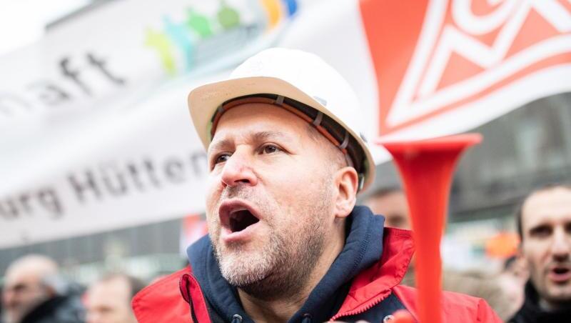 Beim angeschlagenen Industriekonzern Thyssenkrupp bangen die Beschäftigten der Stahlsparte um ihre Arbeitsplätze. Beim angeschlagenen Industriekonzern Thyssenkrupp bangen die Beschäftigten der Stahlsparte um ihre Arbeitsplätze.