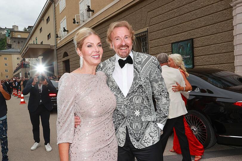 Im Mittelpunkt: Thomas Gottschalk mit seiner Freundin Karina Mroß in Salzburg.