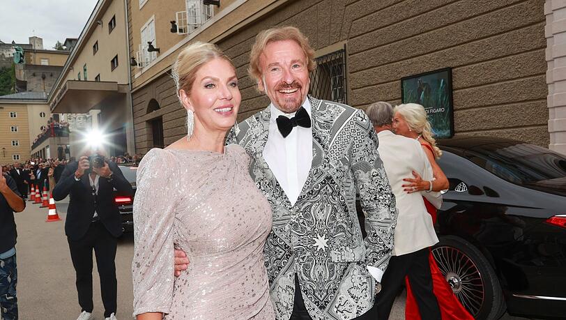 Im Mittelpunkt: Thomas Gottschalk mit seiner Freundin Karina Mroß. Im Mittelpunkt: Thomas Gottschalk mit seiner Freundin Karina Mroß.