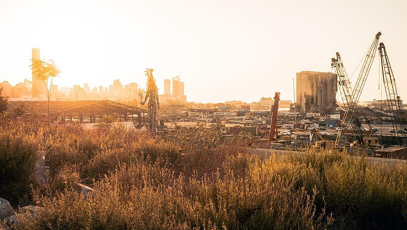 Das Foto von Pierre Jarawan zeigt den Hafen von Beirut, die Spuren der Explosion sind auch Jahre später noch zu erkennen. Das Foto von Pierre Jarawan zeigt den Hafen von Beirut, die Spuren der Explosion sind auch Jahre später noch zu erkennen.