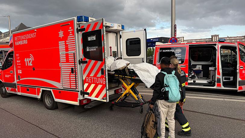 Die Polizei ist im Einsatz am Tatort. Die Polizei ist im Einsatz am Tatort.