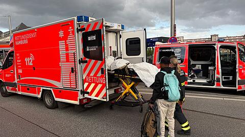 Die Polizei ist im Einsatz am Tatort.