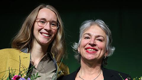 Die Führungsspitze der bayerischen Grünen, Eva Lettenbauer (l.) und Gisela Sengl, will sich in Erlangen für weitere zwei Jahre im Amt bestätigen lassen. (Archivbild)