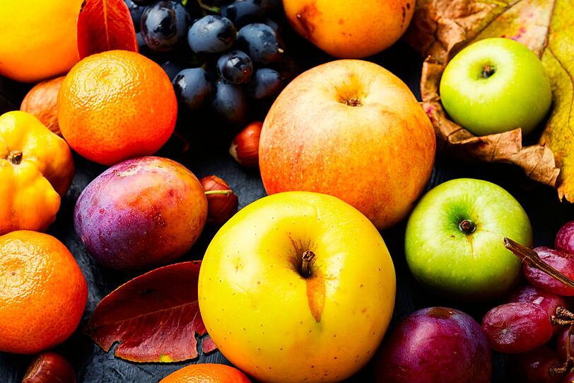 Gemüse ist wichtig, aber auf einen darmfreundlichen Speiseplan gehört auch Obst. Frische Äpfel, Birnen, Beeren, Bananen und Co. enthalten Pektin, Vitamine, sekundäre Pflanzenstoffe und Ballaststoffe - alles Inhaltsstoffe, die die Verdauung und das Mikrobiom des Darms unterstützen. In Smoothies liefert das Obst in Kombination mit Joghurt, zusätzliche Probiotika liefert. Gemüse ist wichtig, aber auf einen darmfreundlichen Speiseplan gehört auch Obst. Frische Äpfel, Birnen, Beeren, Bananen und Co. enthalten Pektin, Vitamine, sekundäre Pflanzenstoffe und Ballaststoffe - alles Inhaltsstoffe, die die Verdauung und das Mikrobiom des Darms unterstützen. In Smoothies liefert das Obst in Kombination mit Joghurt, zusätzliche Probiotika liefert.