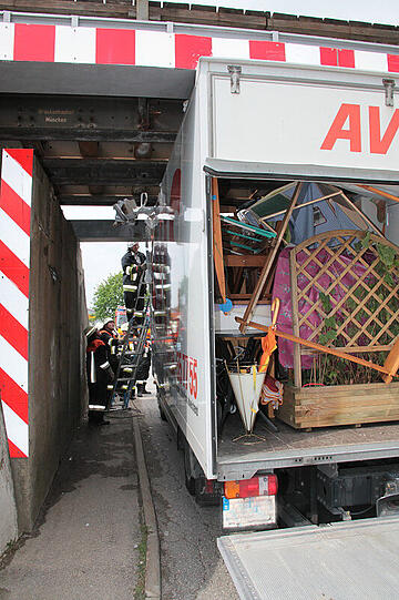 Der 40-jährige Fahrer wollte mit einem Umzugstransporter in Schwindegg im Landkreis Mühldorf eine Bahnunterführung passieren. Sein 3,65 Meter hohes Fahrzeug blieb in der 3,1 Meter hohen Unterführung stecken und musste von der Feuerwehr rausgeschnitten werden.