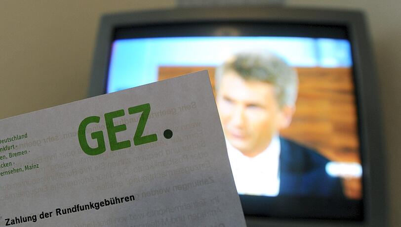 Die geräteabhängige Rundfunkgebühr geht, die pauschale Haushaltsabgabe kommt. Künftig muss jeder Haushalt - egal ob Dauer-Fernsehgucker oder TV-Abstinenzler - eine einheitliche Gebühr zahlen. Die geräteabhängige Rundfunkgebühr geht, die pauschale Haushaltsabgabe kommt. Künftig muss jeder Haushalt - egal ob Dauer-Fernsehgucker oder TV-Abstinenzler - eine einheitliche Gebühr zahlen.