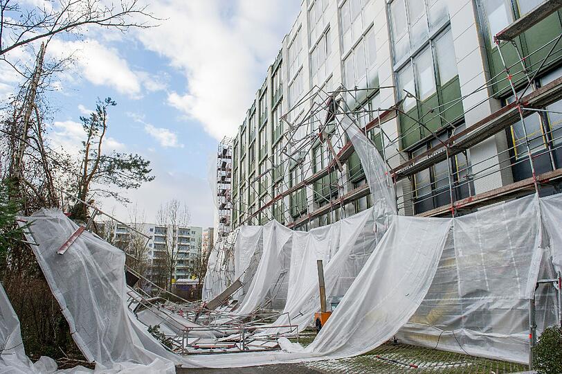 Durch eine Orkanböe krachte ein Gerüst in Taufkirchen zusammen