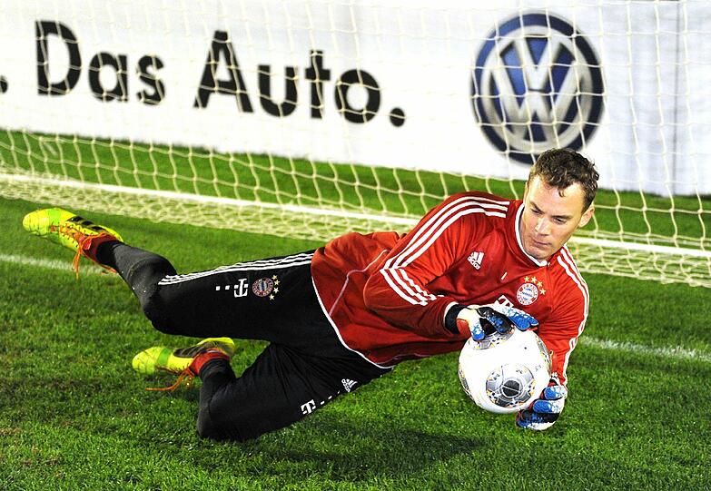 Spaß im Trainingslager: Kinder treten gegen Manuel Neuer im Elfmeterschießen an.