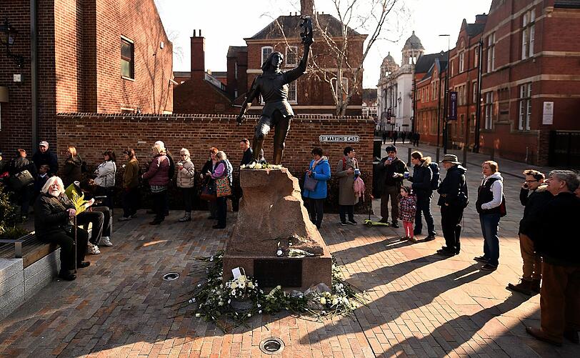Der in der Kathedrale von Leicester aufgebahrte Sarg des früheren Königs Richard III. ist zum Publikumsmagneten geworden.