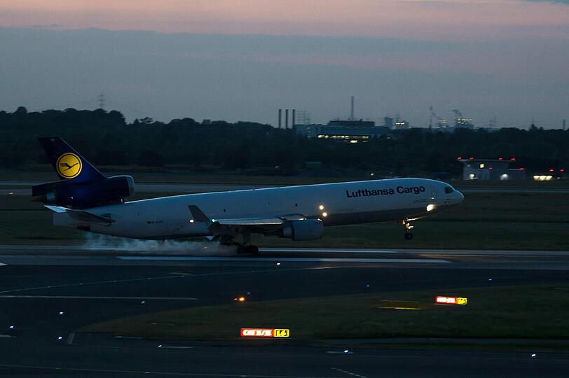 Am Dienstagabend ist eine Sondermaschine mit 44 Opfern der Germanwings-Katastrophe in Düsseldorf gelandet.