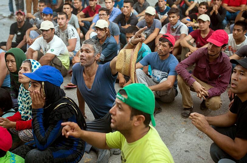 Mit Schlauchbooten kommen die Flüchtlinge von der Türkei auf die EU-Insel Kos. Dort warten sie unter menschenunwürdigen Umständen auf ihre Registrierung.