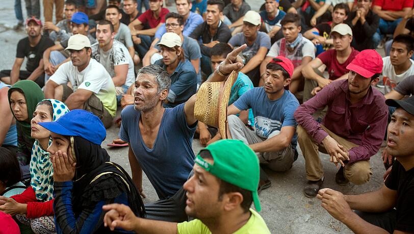 Mit Schlauchbooten kommen die Flüchtlinge von der Türkei auf die EU-Insel Kos. Dort warten sie unter menschenunwürdigen Umständen auf ihre Registrierung. Mit Schlauchbooten kommen die Flüchtlinge von der Türkei auf die EU-Insel Kos. Dort warten sie unter menschenunwürdigen Umständen auf ihre Registrierung.