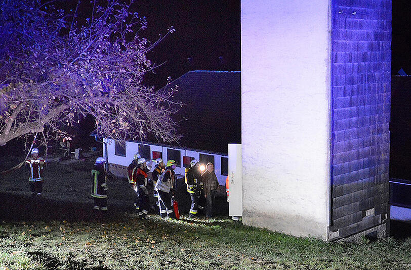 Bilder vom Feuerwehreinsatz in Pauluszell. Durch einen technischen Defekt kam es zum Brand einer Trafostation.