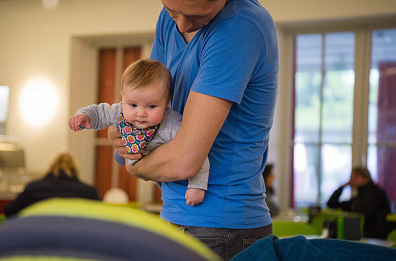Eltern wenden täglich etwa zehn Minuten mehr für die Betreuung ihrer Kinder auf als vor zehn Jahren. Foto: Sebastian Gollnow