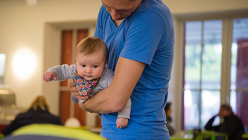 Eltern wenden täglich etwa zehn Minuten mehr für die Betreuung ihrer Kinder auf als vor zehn Jahren. Foto: Sebastian Gollnow Eltern wenden täglich etwa zehn Minuten mehr für die Betreuung ihrer Kinder auf als vor zehn Jahren. Foto: Sebastian Gollnow