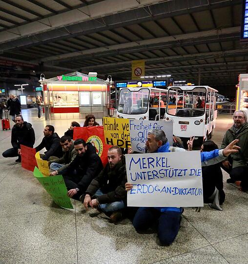 Politische Aktion am Münchner Hauptbahnhof gegen die Erdogan-Politik. Die Bilder!