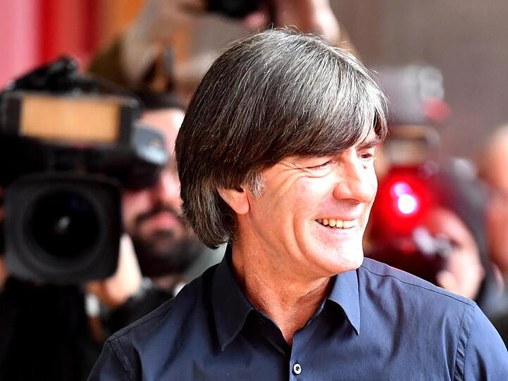 Bundestrainer Joachim Löw kommt zu der Pressekonferenz in die DFB-Zentrale in Frankfurt am Main.