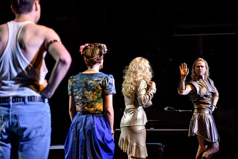 Revue mit Songs: Vincent Sauer, Anne Stein, Nina Steils und Silas Breiding in &bdquo;Das hässliche Universum&ldquo; von Laura Naumann.