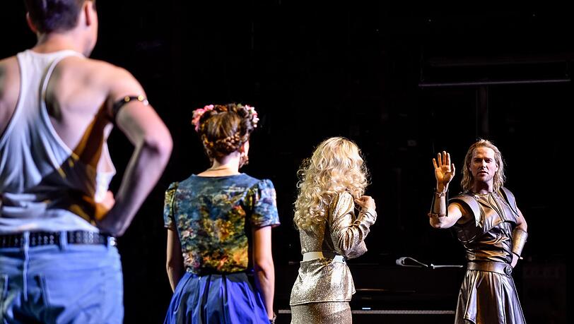 Revue mit Songs: Vincent Sauer, Anne Stein, Nina Steils und Silas Breiding in „Das hässliche Universum“ von Laura Naumann. Revue mit Songs: Vincent Sauer, Anne Stein, Nina Steils und Silas Breiding in „Das hässliche Universum“ von Laura Naumann.