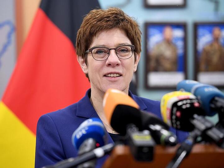 Annegret Kramp-Kartenbauer spricht zu den Journalisten im Hauptquartier des deutschen Einsatzkontingents Kosovo Force (KFOR).