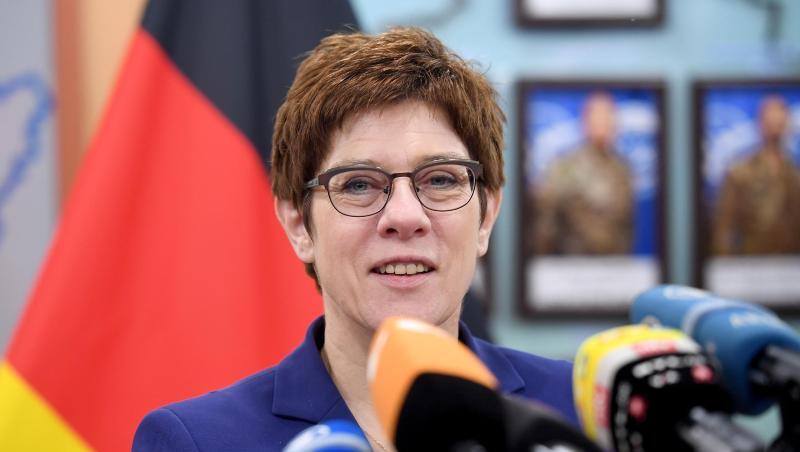 Annegret Kramp-Kartenbauer spricht zu den Journalisten im Hauptquartier des deutschen Einsatzkontingents Kosovo Force (KFOR). Annegret Kramp-Kartenbauer spricht zu den Journalisten im Hauptquartier des deutschen Einsatzkontingents Kosovo Force (KFOR).