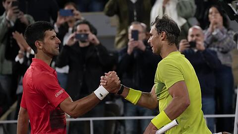 Handshake unter Tennis-Königen: Novak Djokovic (l.) wird Nadal in diesem Jahr nicht mehr vom French-Open-Thron stürzen.