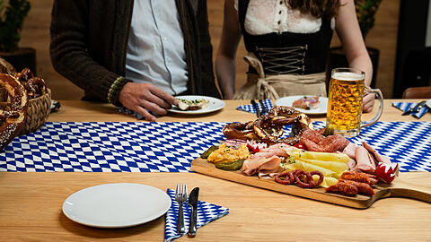 O’zapft is! Der Online-Supermarkt Knuspr liefert Spezialitäten vom Oktoberfest direkt nach Hause.