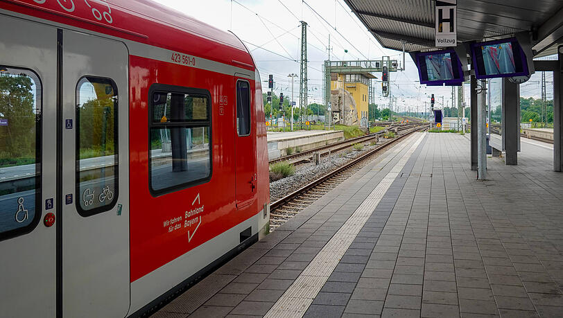 Die Frau wollte am Pasinger Bahnhof noch in eine zur Abfahrt bereite S-Bahn der Linie 3 einsteigen. (Archivbild)