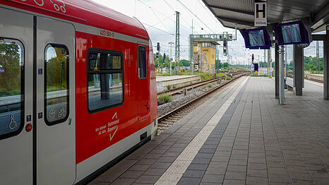 Die Frau wollte am Pasinger Bahnhof noch in eine zur Abfahrt bereite S-Bahn der Linie 3 einsteigen. (Archivbild)