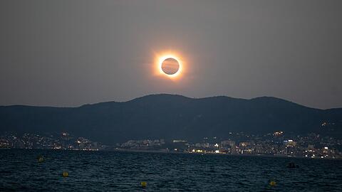 Verdeckte Sonne &uuml;ber Mallorca w&auml;hrend der totalen Sonnenfinsternis.